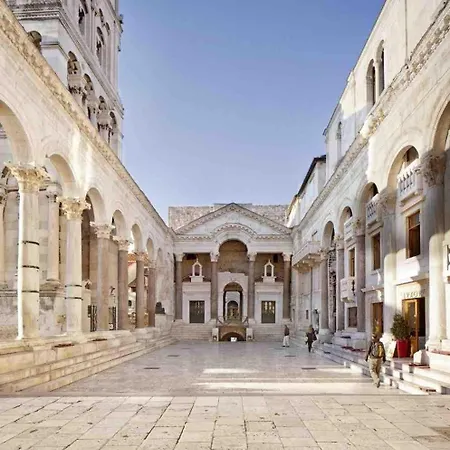 Mezo Near Diocletian Palace Apartment Split